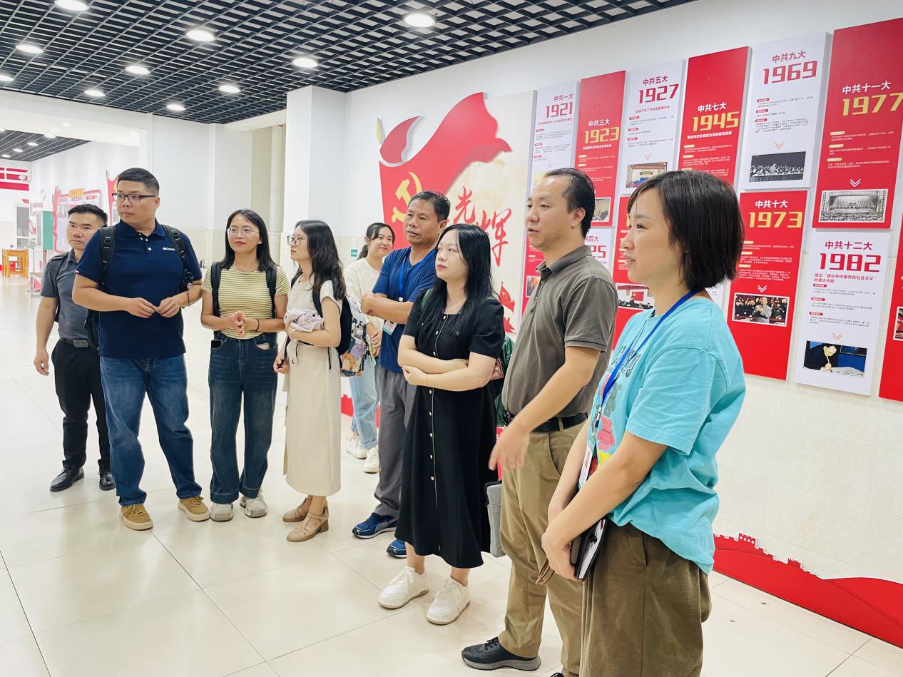柳州城市职业学院学工处副处长王伟明介绍三全育人示范院系