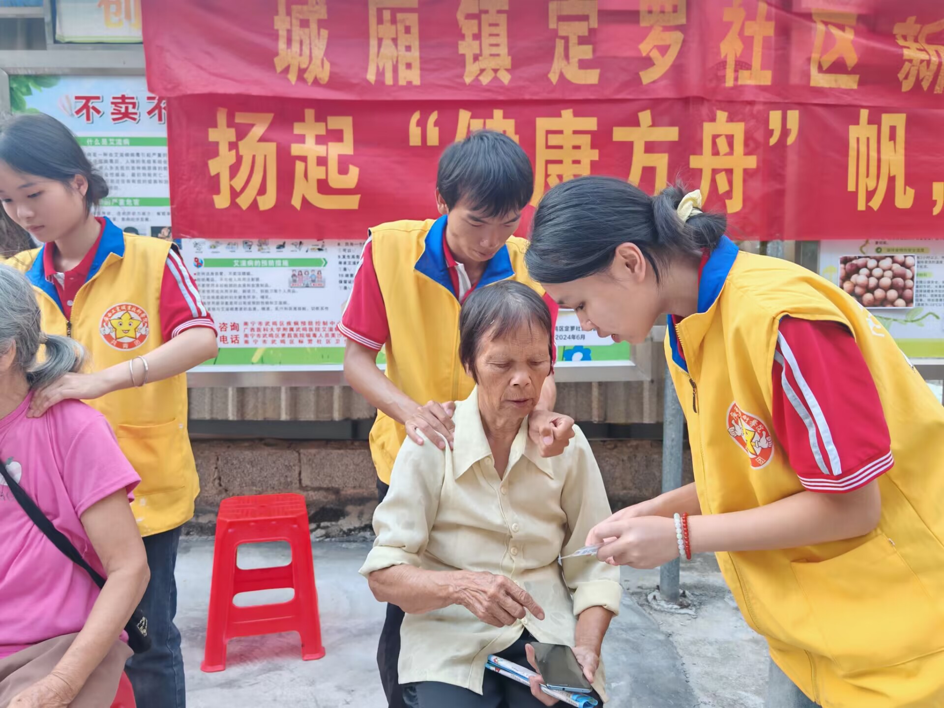志愿者为居民进行推拿按摩体验2