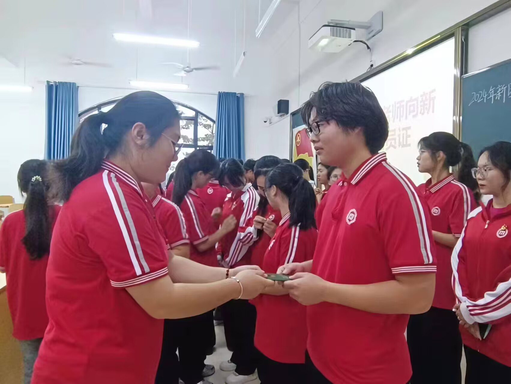 医药健康学院举行新发展团员入团仪式   