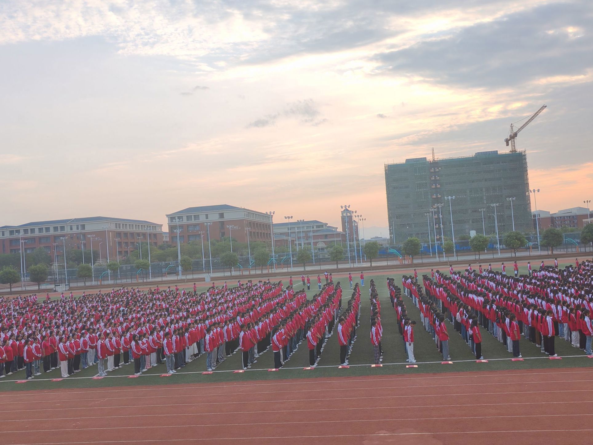强化宿舍安全用电，共筑校园平安防线——医药健康学院举行升旗仪式暨国旗下的讲话   
