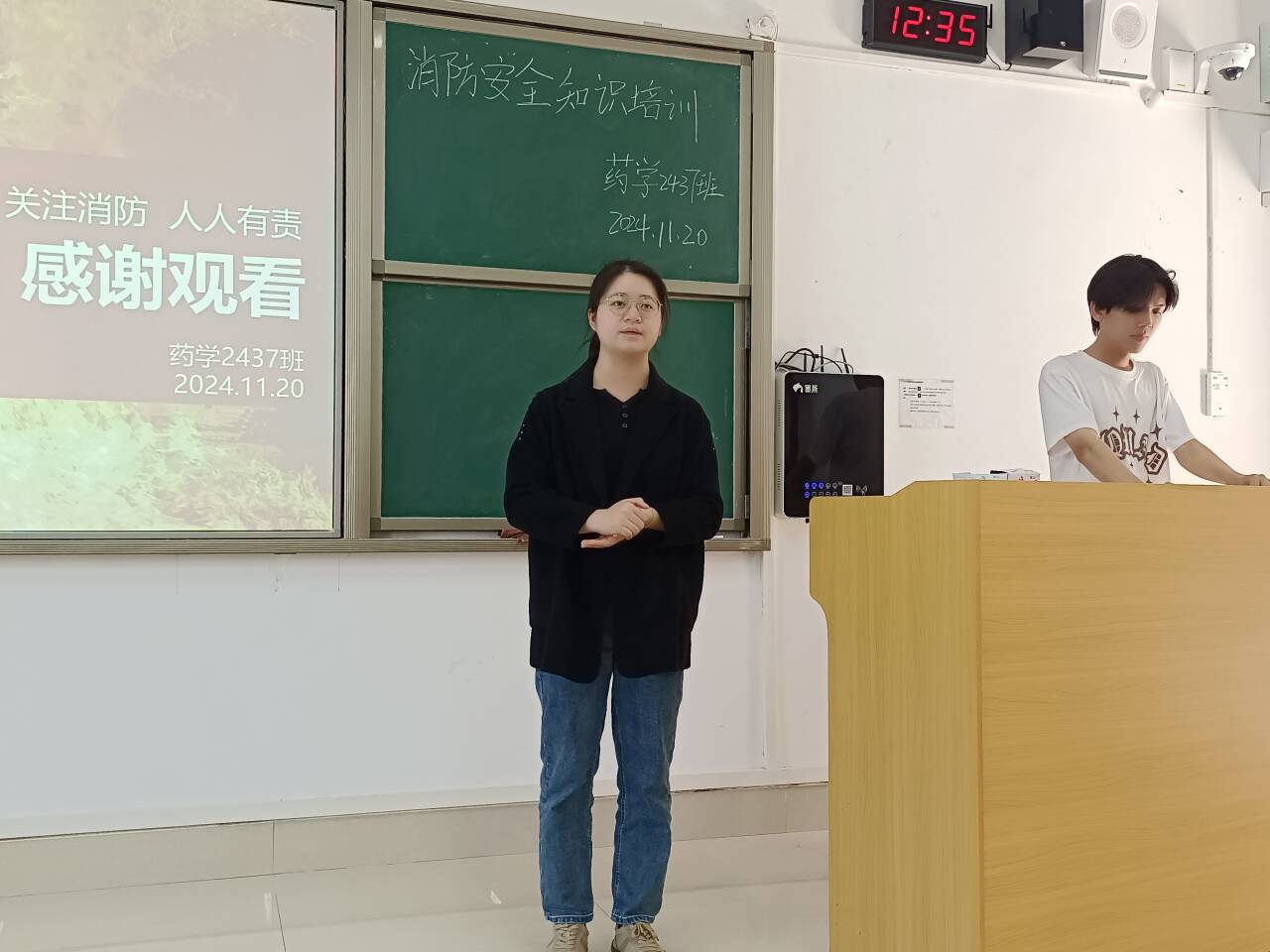 辅导员磨珊珊讲解消防安全知识
