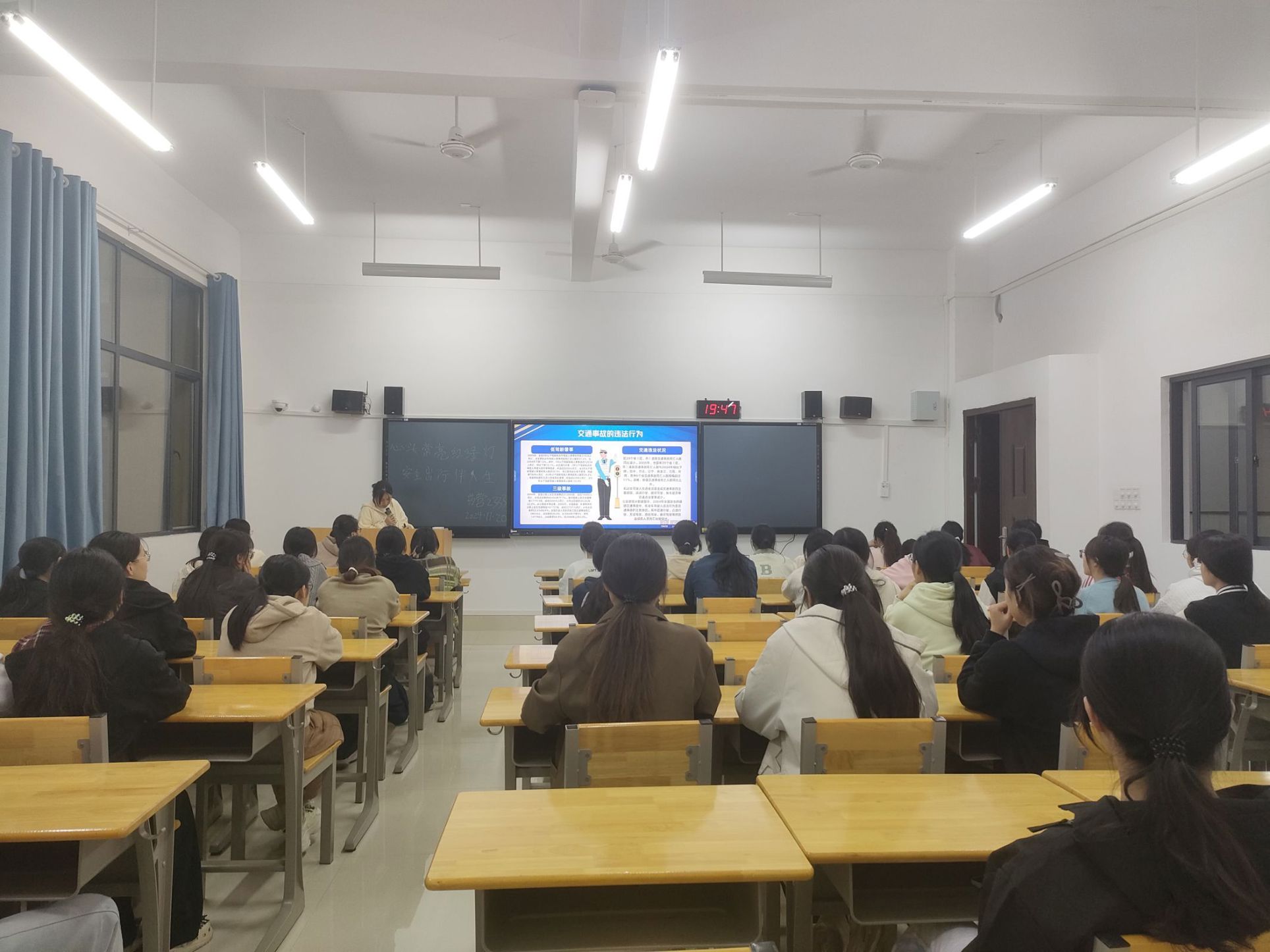 同学们认真学习交通安全知识