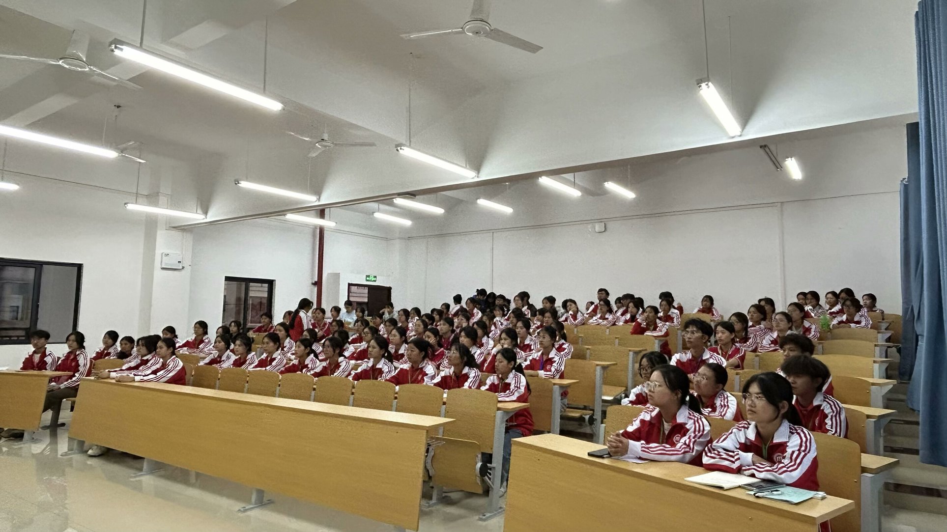 同学们认真学习