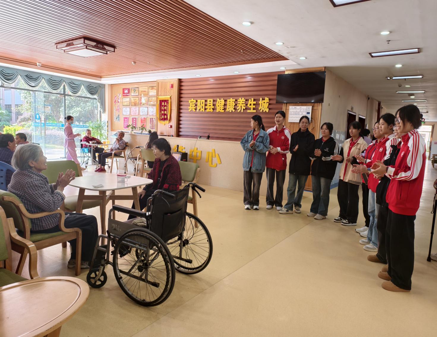 医药健康学院健康照护技能协会开展“智慧助老，健康养老”外出实践活动
