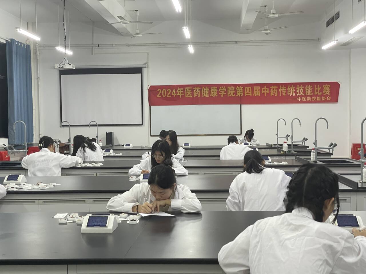 医药健康学院举办第四届中药传统技能比赛