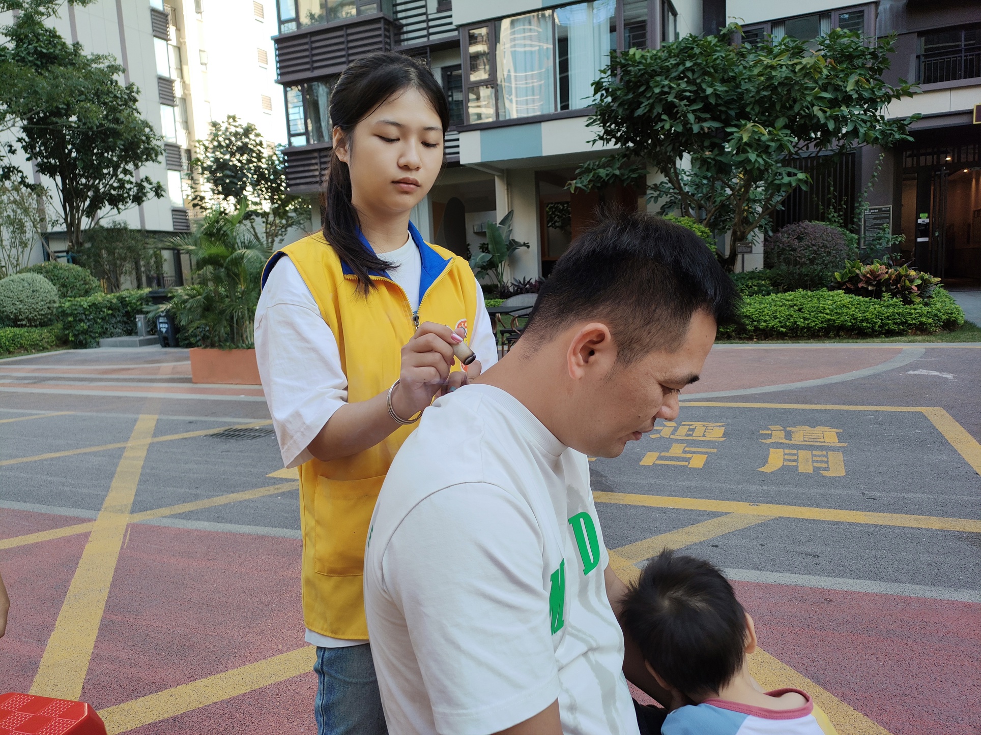 为居民进行艾灸服务体验