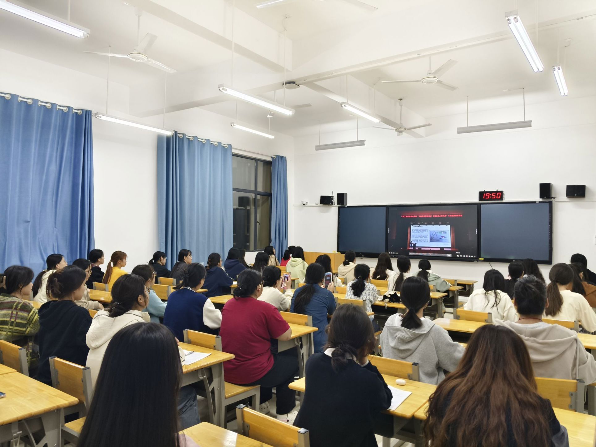 医药健康学院“一站式”学生社区组织观看“正确看待校园恋爱、合理处理人际关系”心理健康讲座