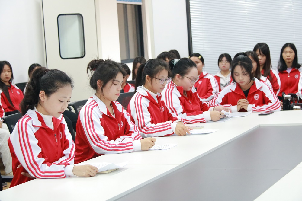 我院代表交流学生准备现场.jpg1