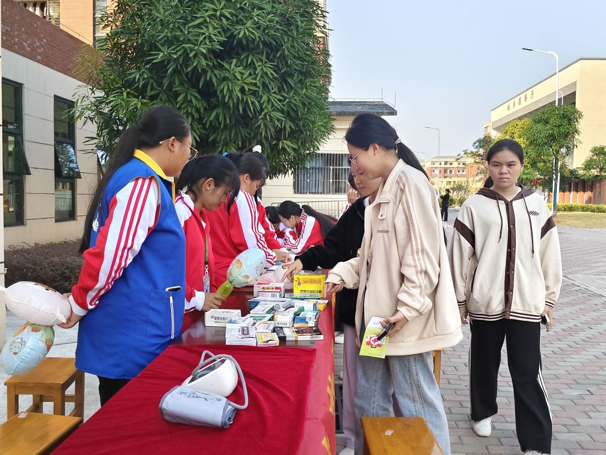 志愿者展示辨别假劣药