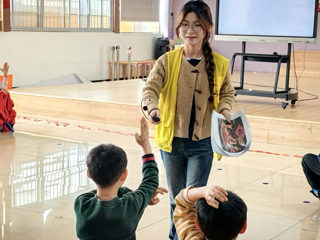黄莉霞在田阳区第三幼儿园开展“寻年味过大年”欢乐冬令营活动