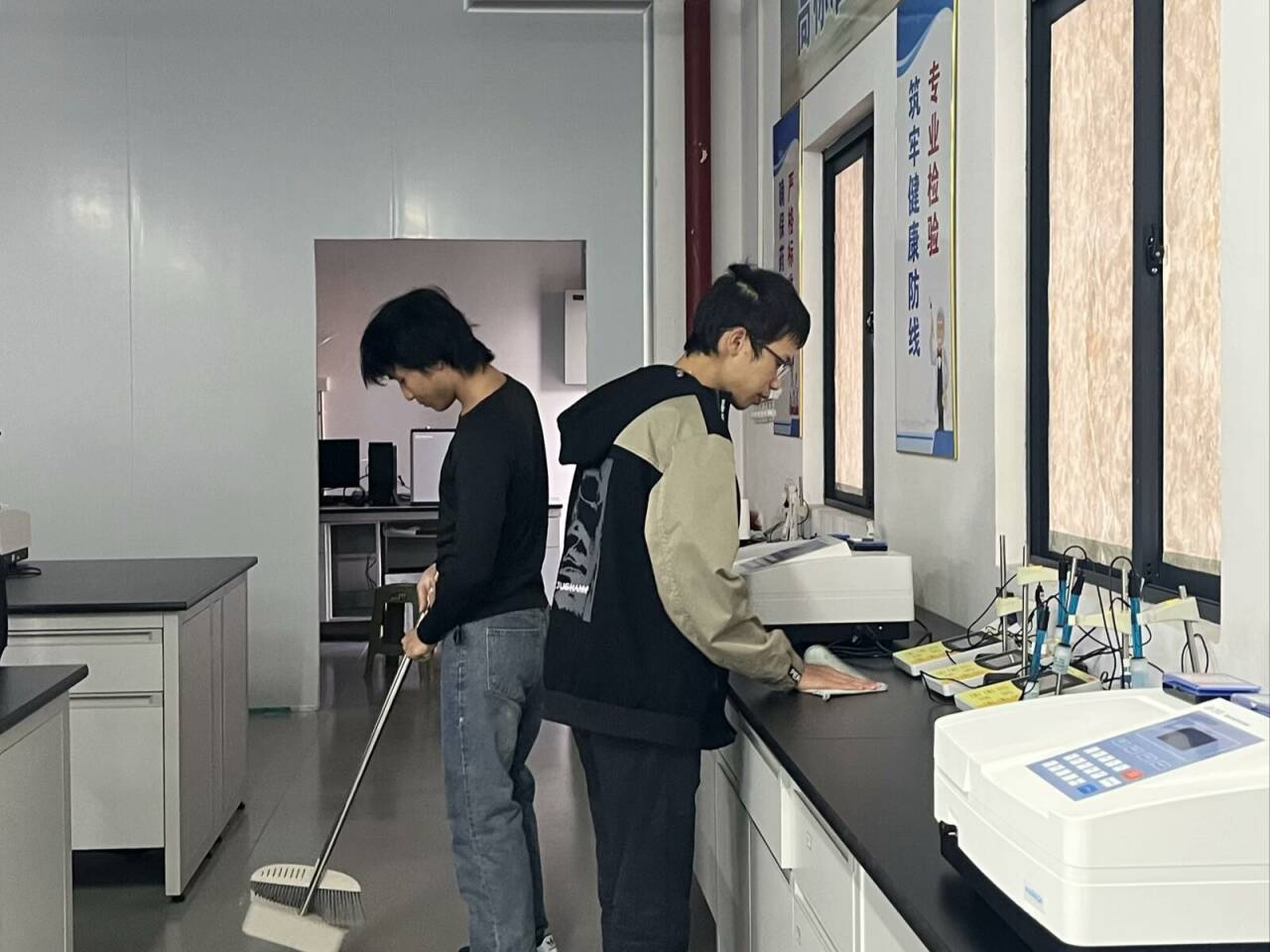 班级志愿者到实训室打扫卫生