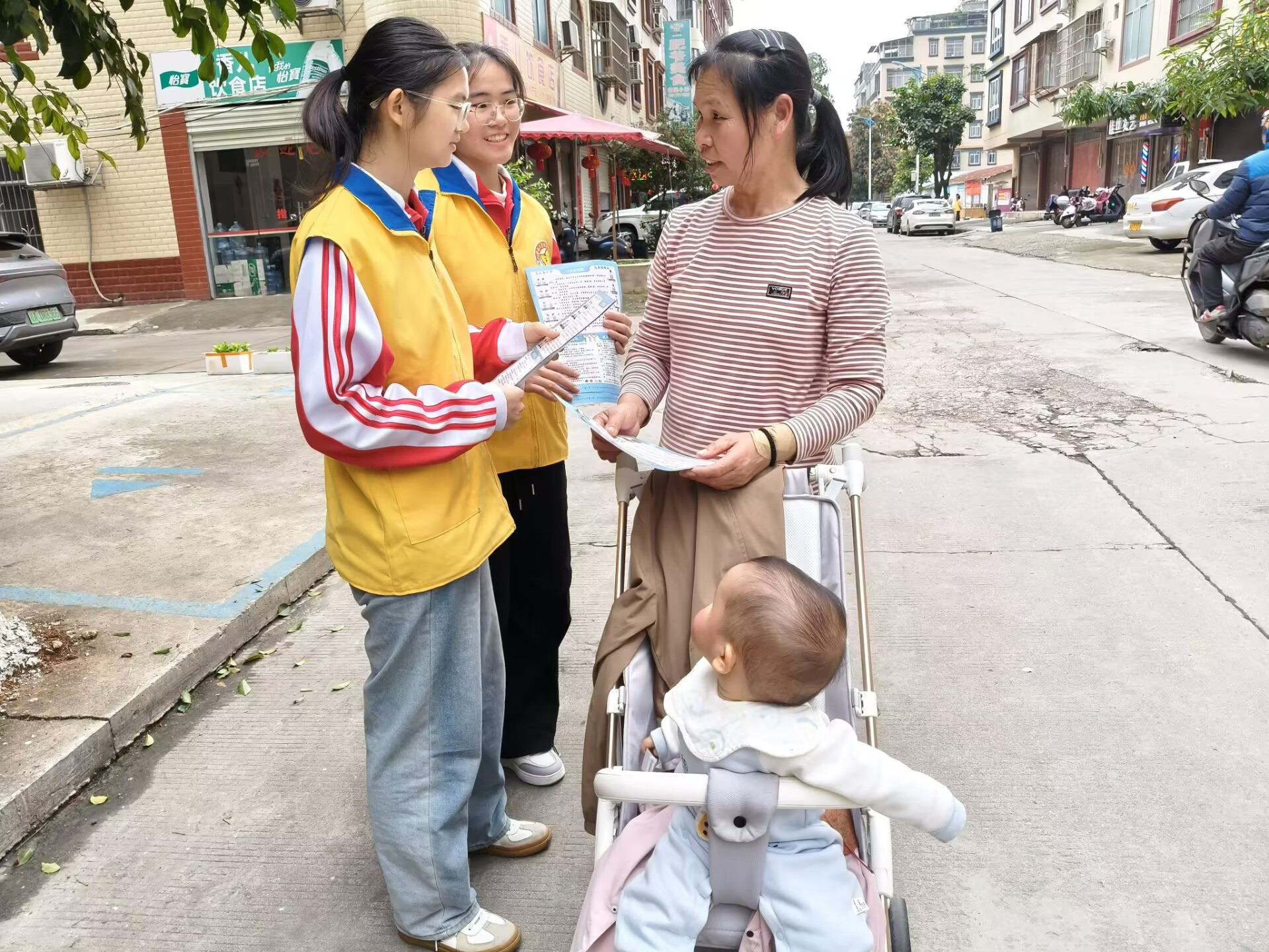 红旗营志愿者为居民讲解雷锋精神