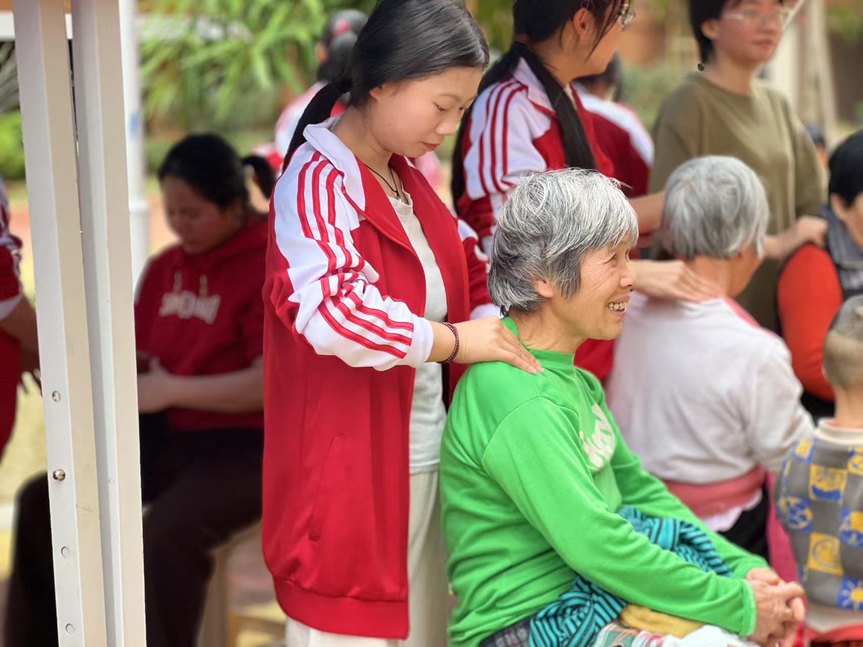 中医药技能协会志愿者为居民推拿