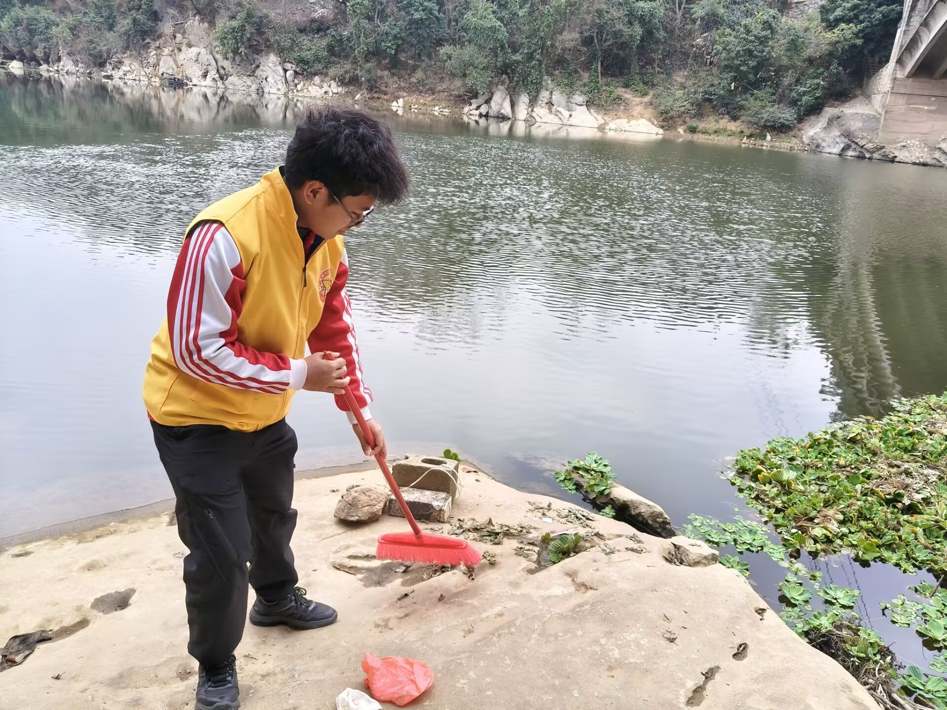 院团委志愿者清扫武鸣河岸边垃圾
