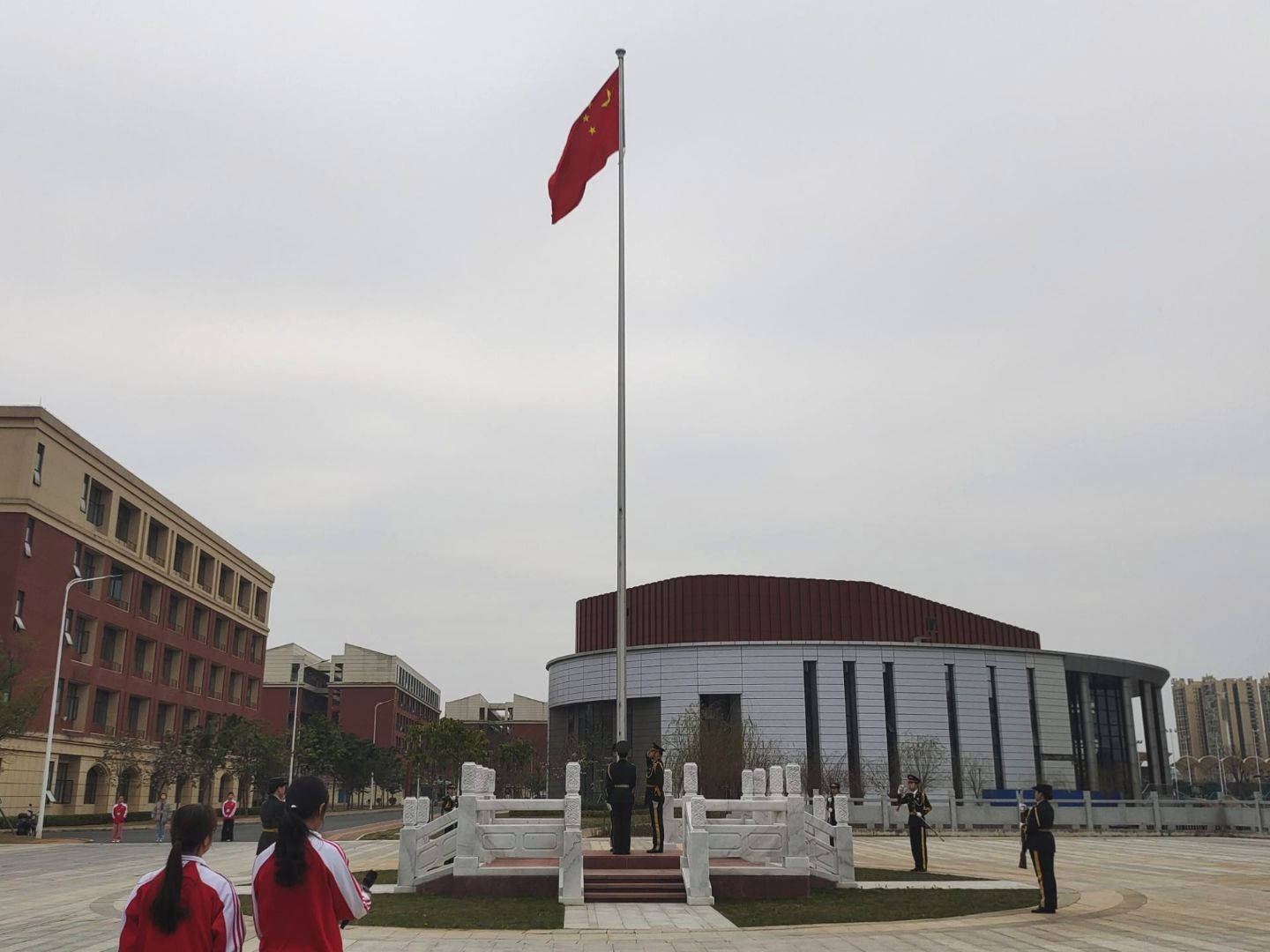 医药康养学院举行升旗仪式暨“强化国家安全意识，共筑校园安全防线”主题教育活动