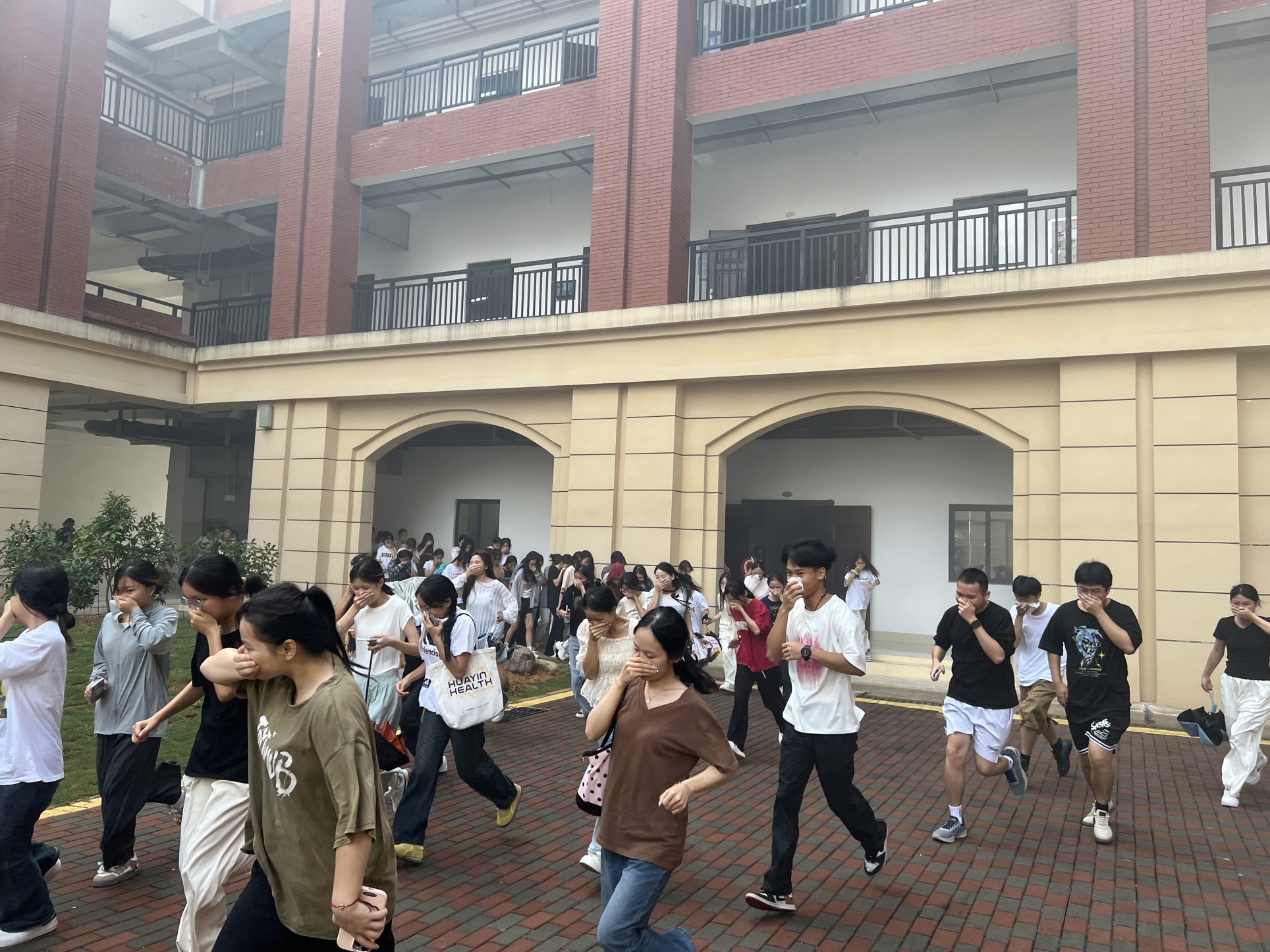 医药健康学院开展实验室火灾应急疏散演练