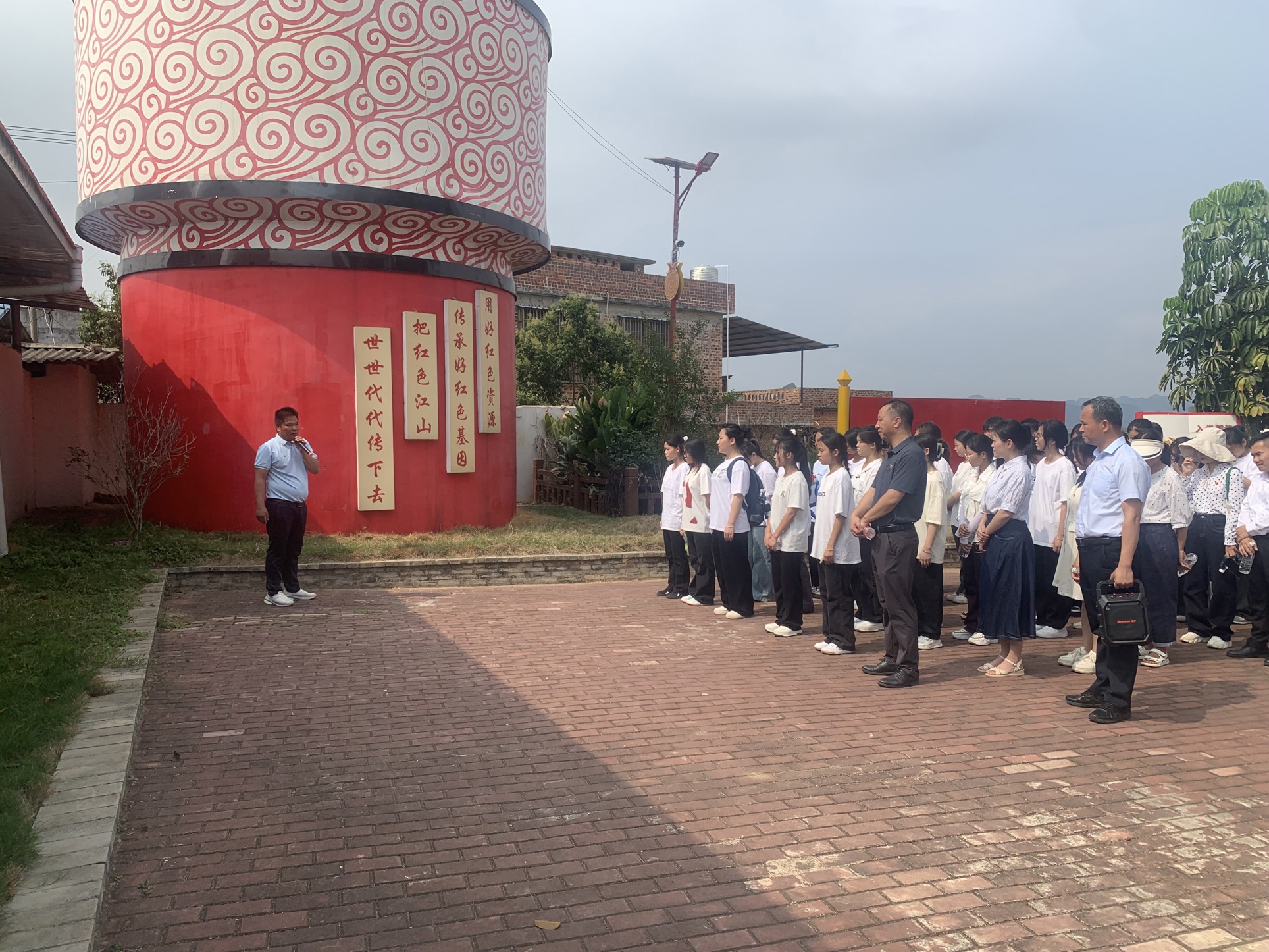 医药康养学院赴武鸣庆乐村开展“烽烟远去精神在，薪火相传志不移”主题教育活动