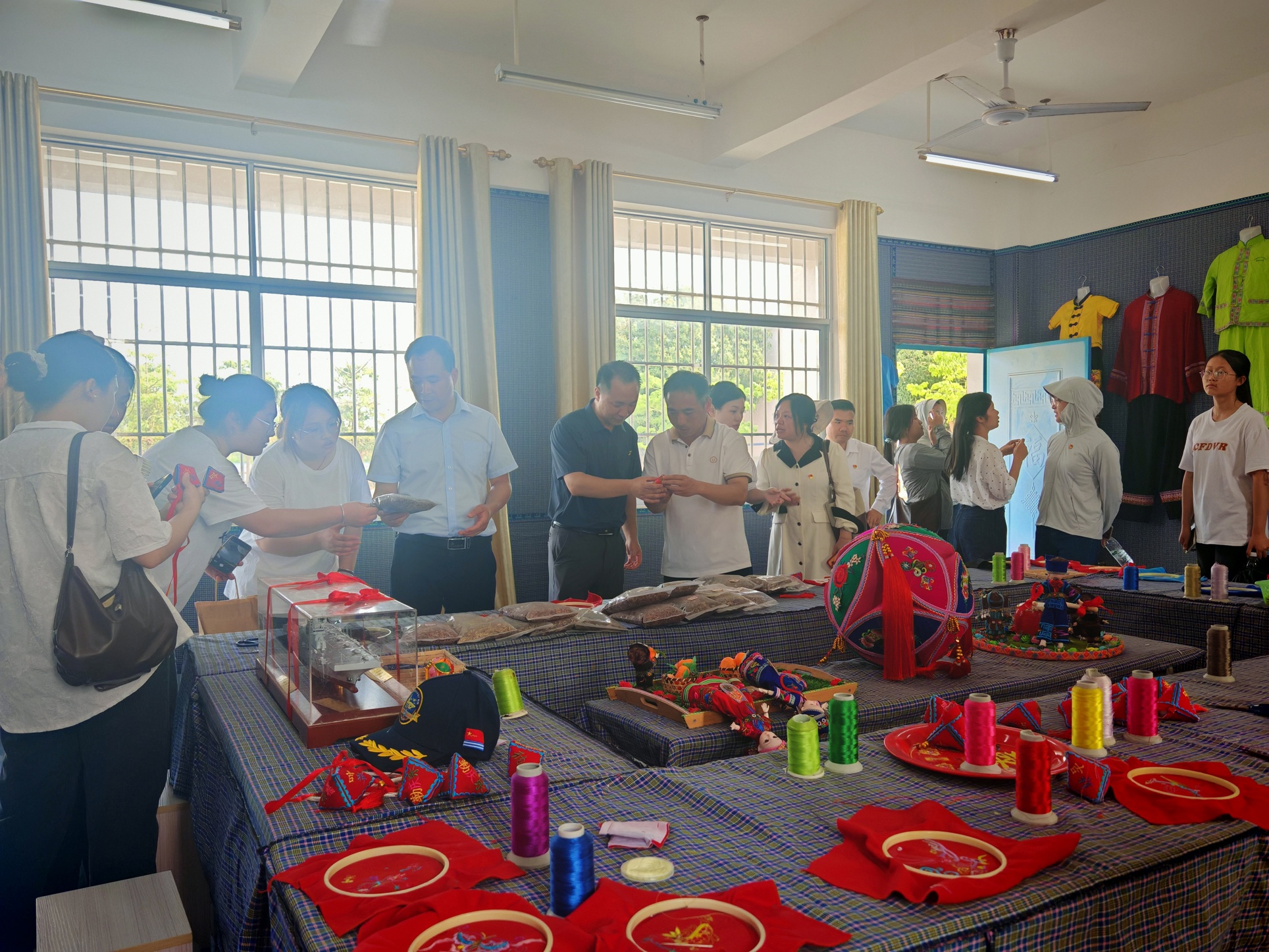 师生参观庆乐小学壮民俗文化陈列室