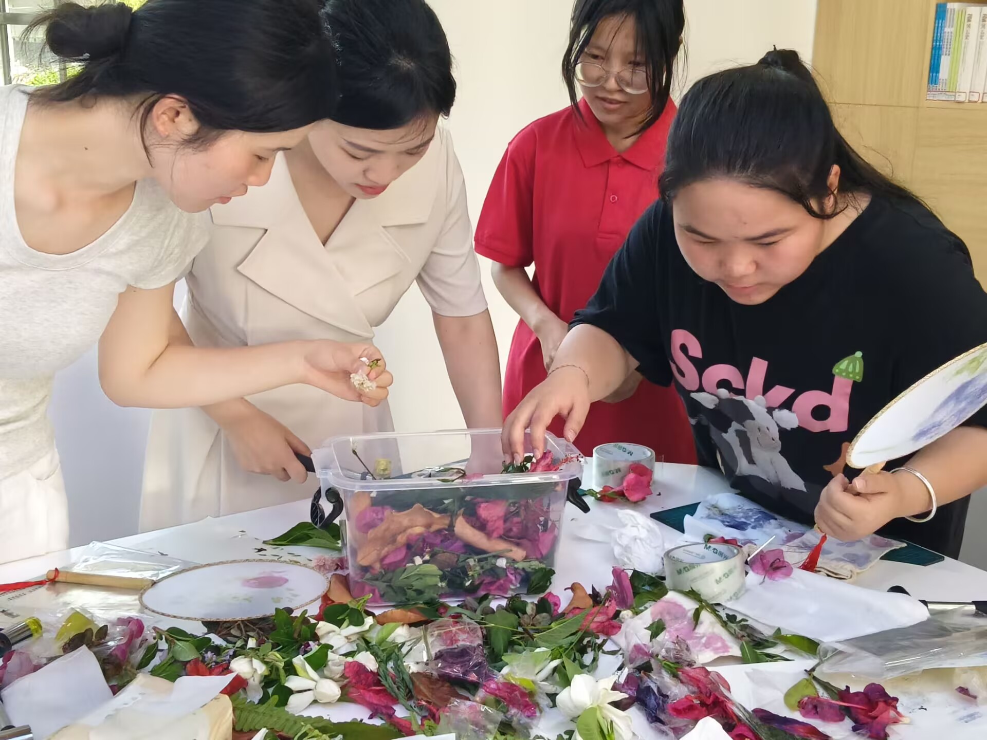 师生共制非遗拓染1