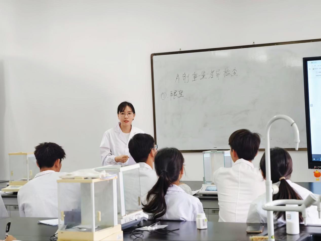 医药康养学院开展《药物分析》院级公开课