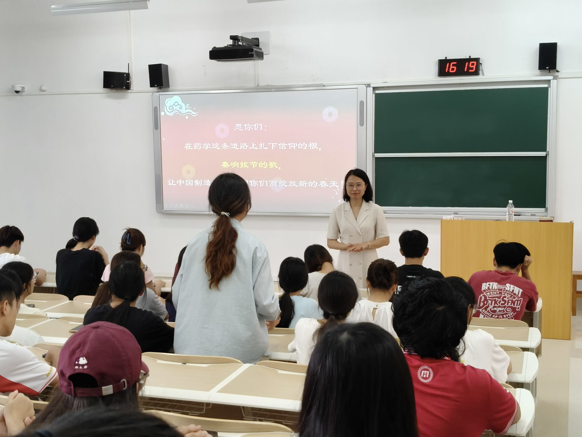 李华与学生代表进行交流