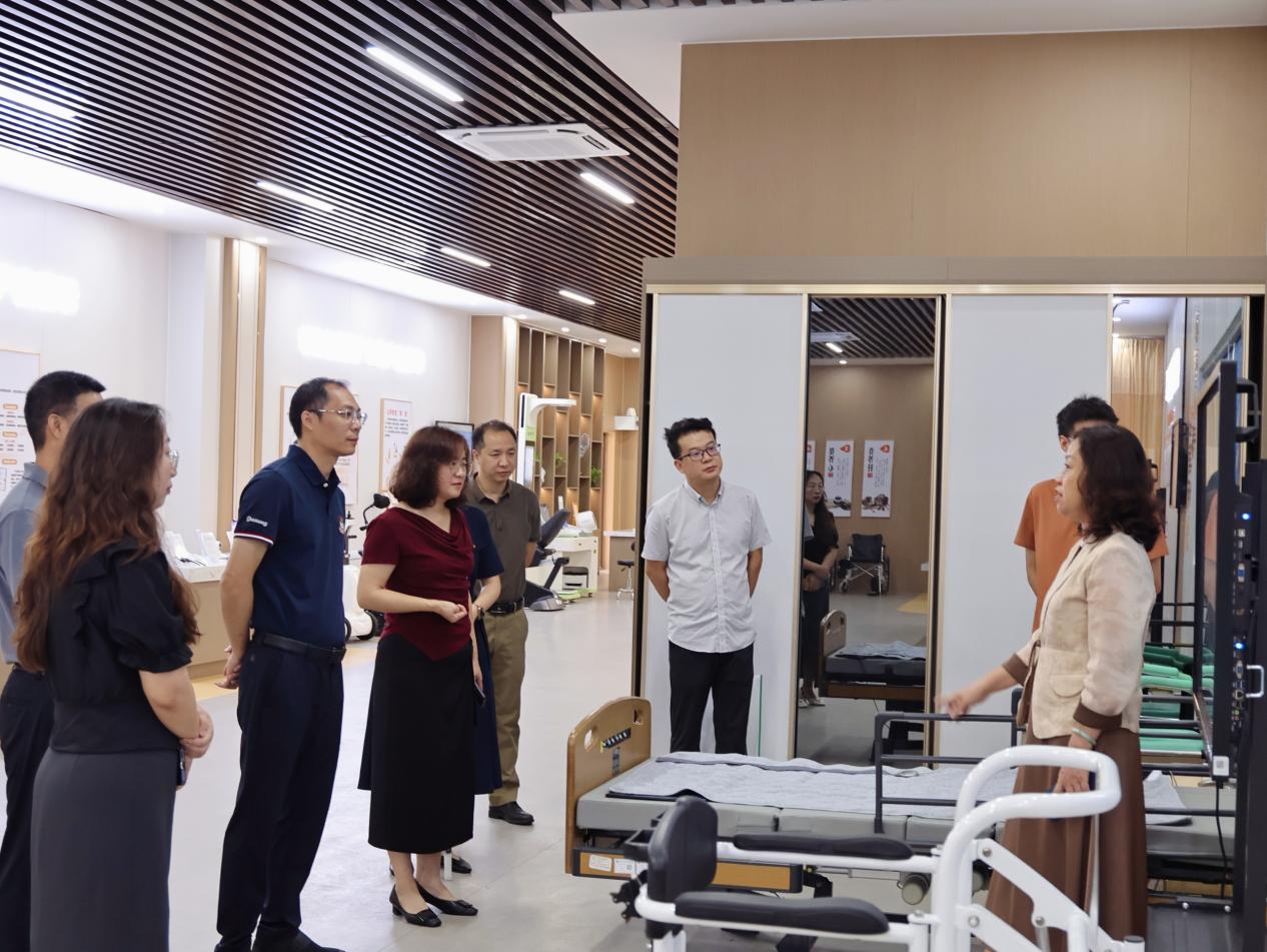 广西生态工程职业技术学院旅游与交通管理学院到我校医药康养学院调研交流
