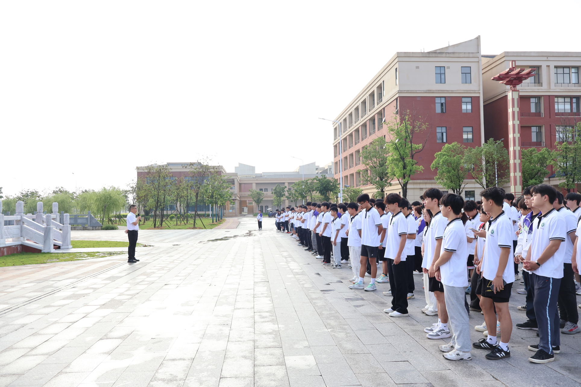 装备智造学院举行升旗仪式