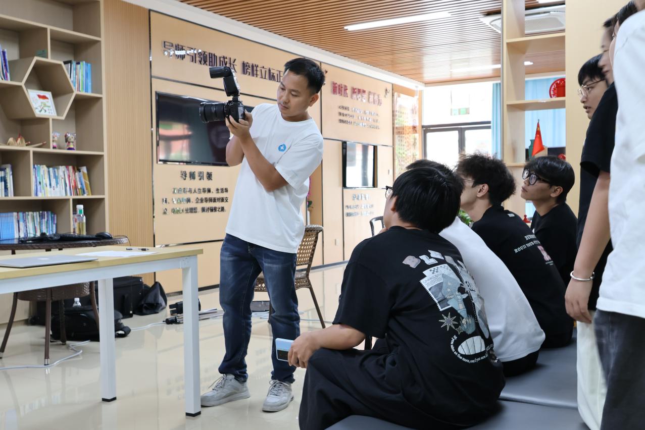 装备智造学院开展“匠心光影 ，‘影’领未来”学生摄影技能培训活动