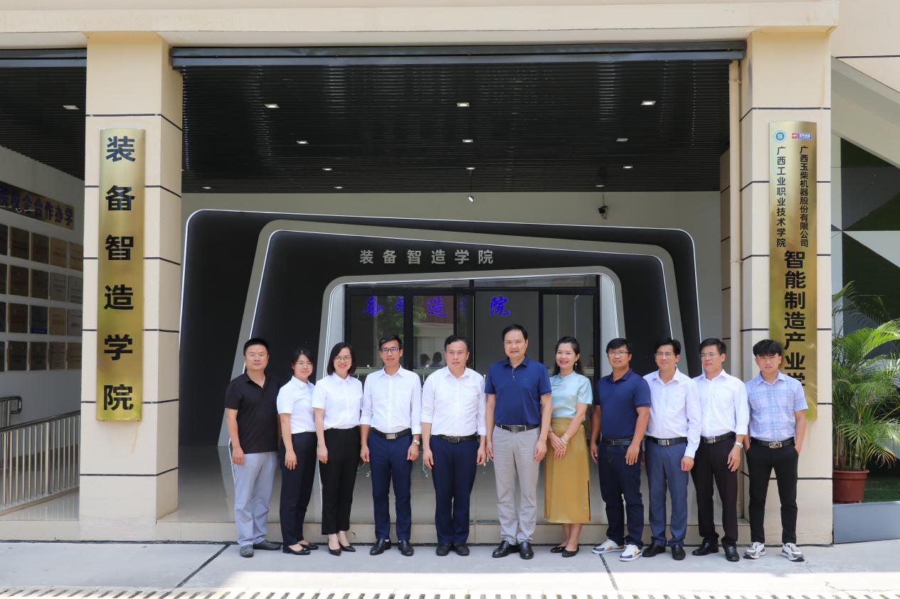 学校领导接待越南城东大学代表团参观我校装备智造学院实训基地